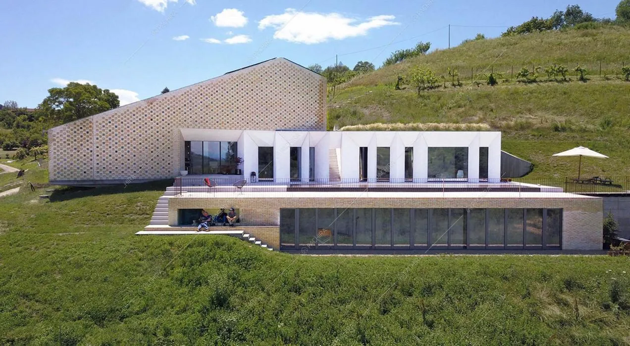 Vista sui tre livelli della villa immersa nel verde