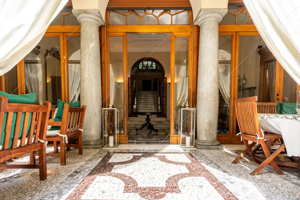 Portico della dimora storica Taurus, location in stile classico a Lecco