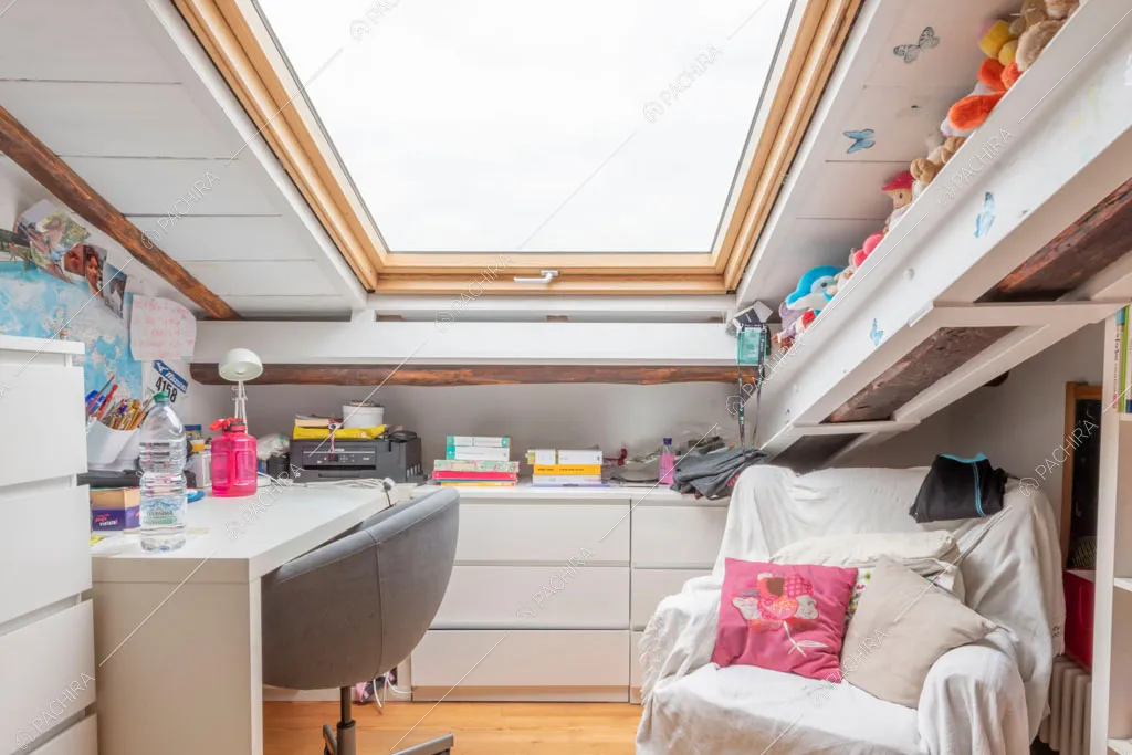 Lucernario sul soffitto della camera dei bambini dell'appartamento Uru, location in stile moderno a Roma