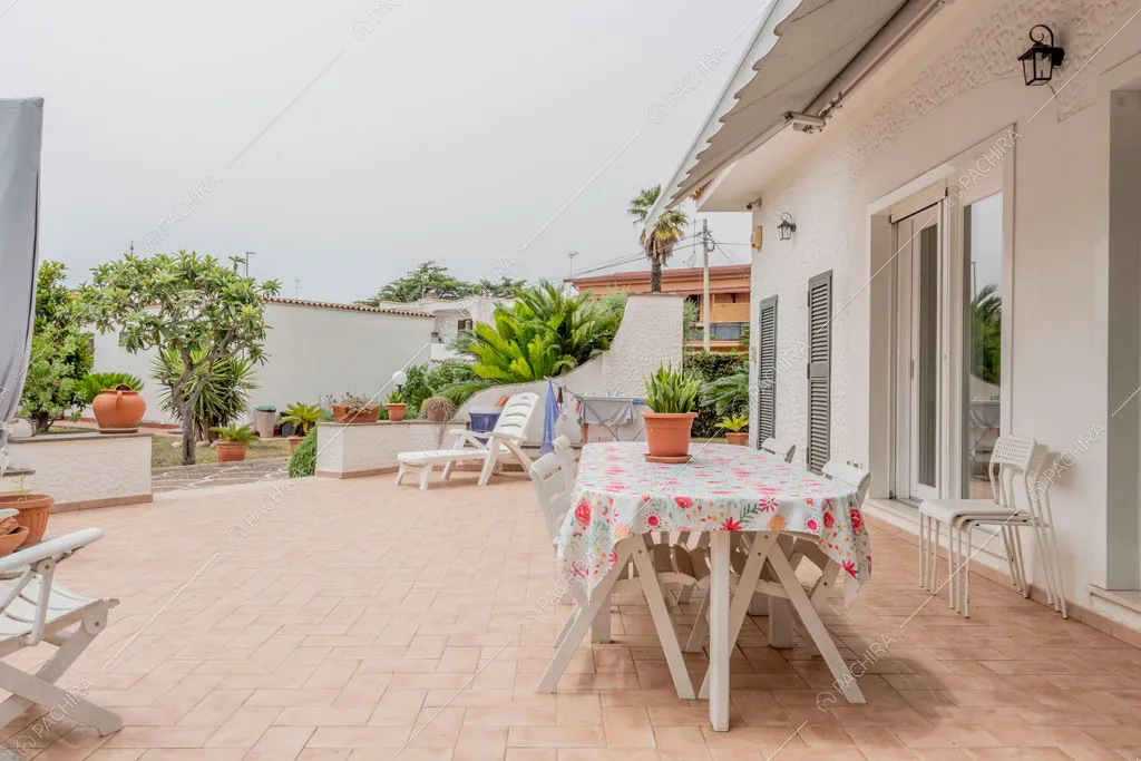 Ampio cortile della villa Pino Mugo, location in stile moderno a Roma