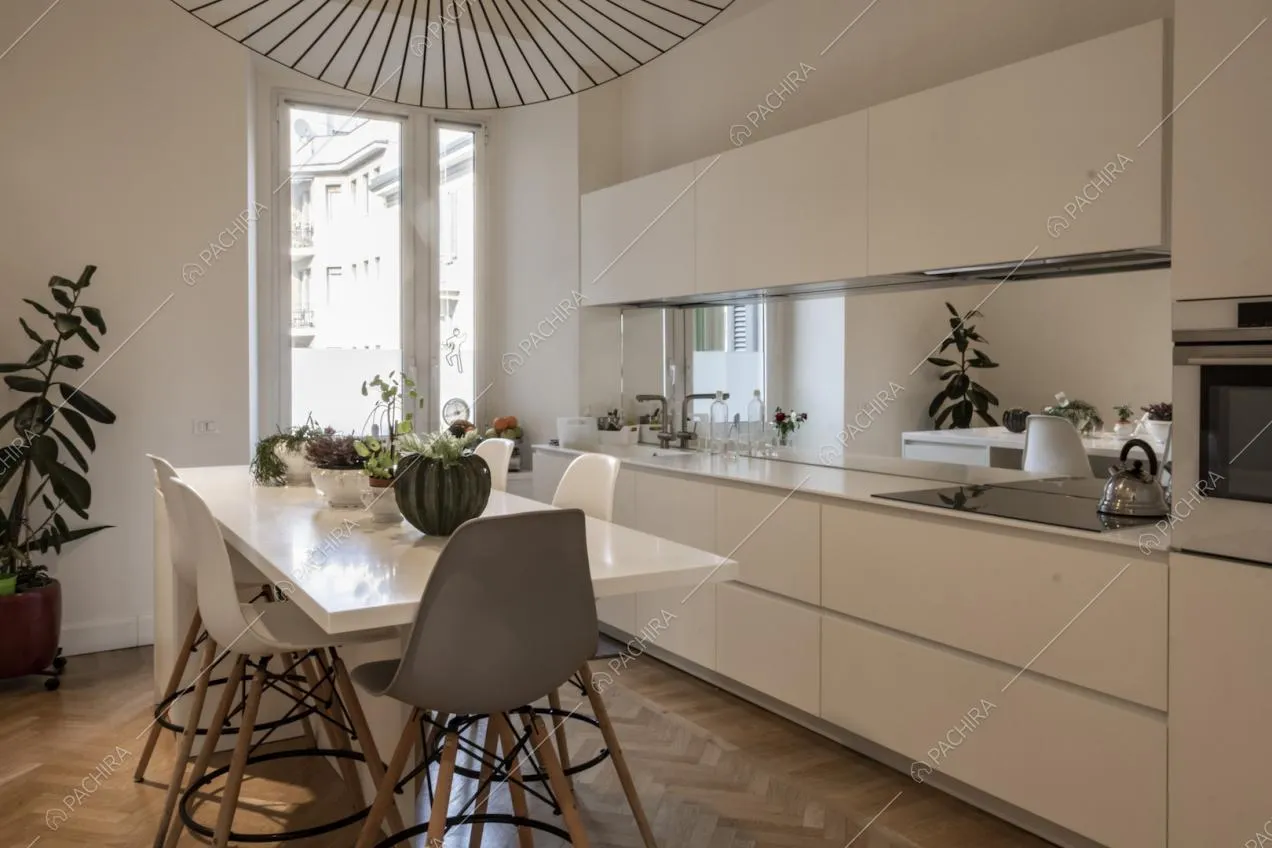 Cucina a parete con fornelli a induzione