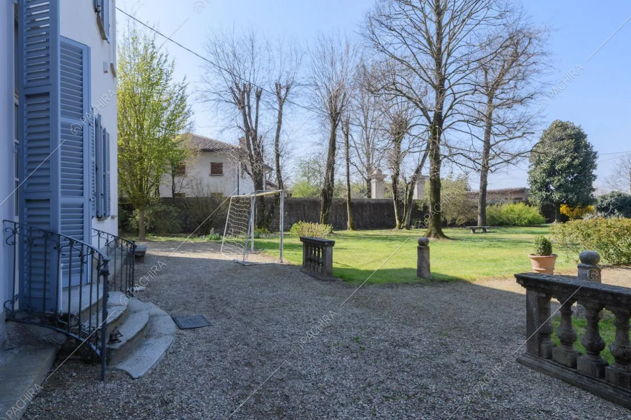 Ingresso della location con pavimentazione in ciottoli e scale