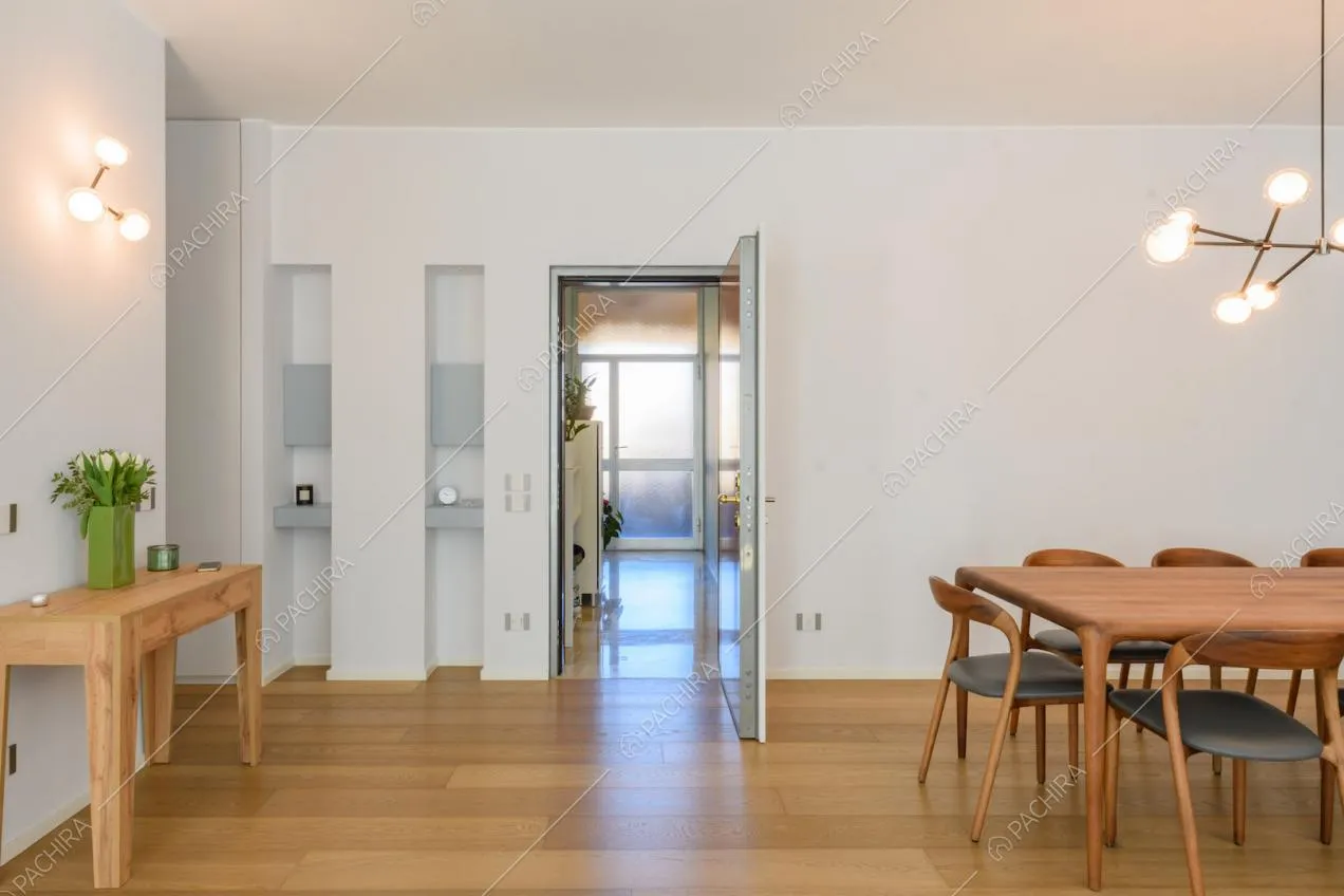 Dalla zona living con pavimento in parquet vista sul pianerottolo