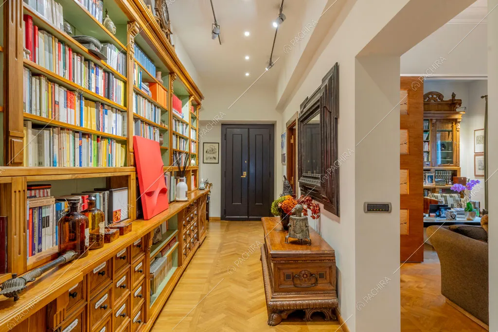 Corridoio dell'appartamento Yalu, location in stile contemporaneo a Roma