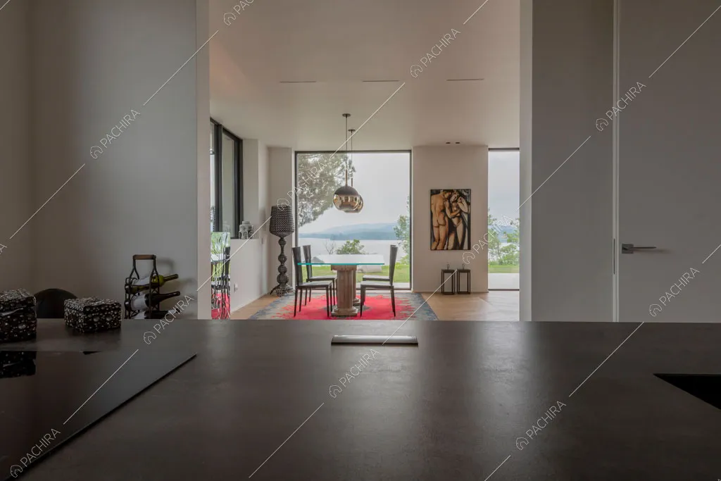 Isola con fornelli a induzione della villa Ladoga, location in stile contemporaneo a Varese