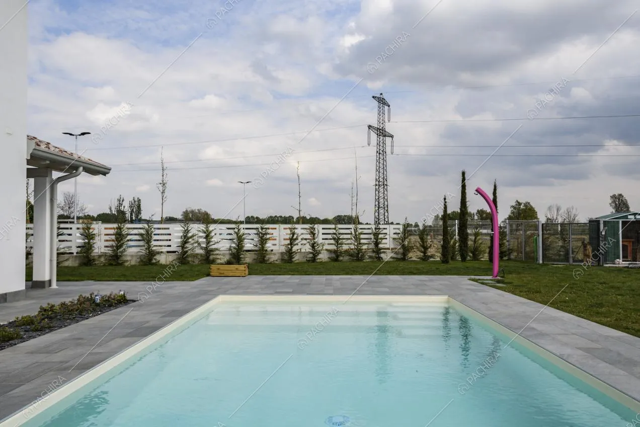 La grande piscina della Location Pomelia