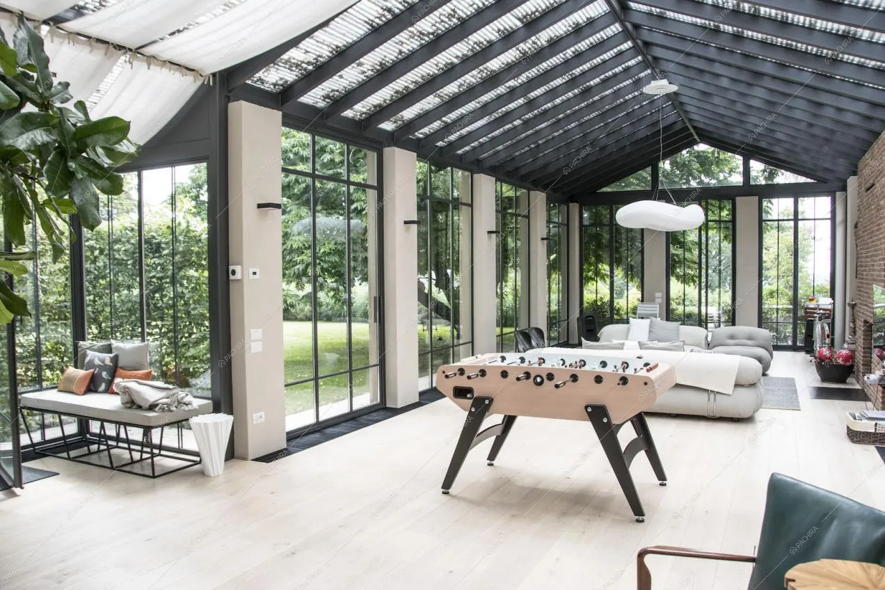 Grandi vetrate dominano le pareti del soggiorno della villa