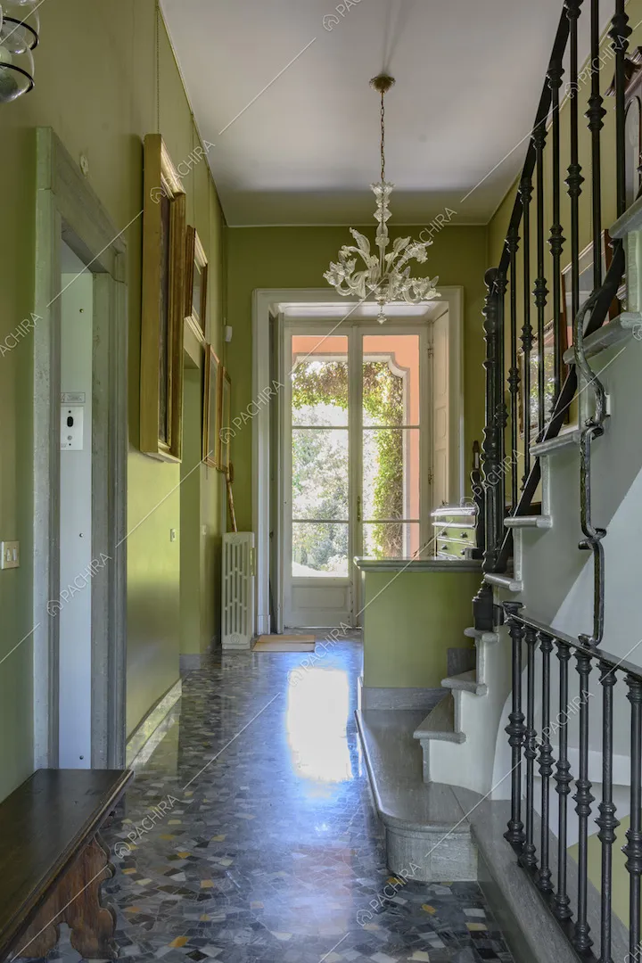 Angolo laterale della scala e luminoso corridoio