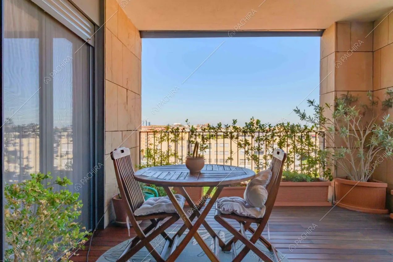 Terrazza della camera da letto matrimoniale con pavimento in parquet da esterni
