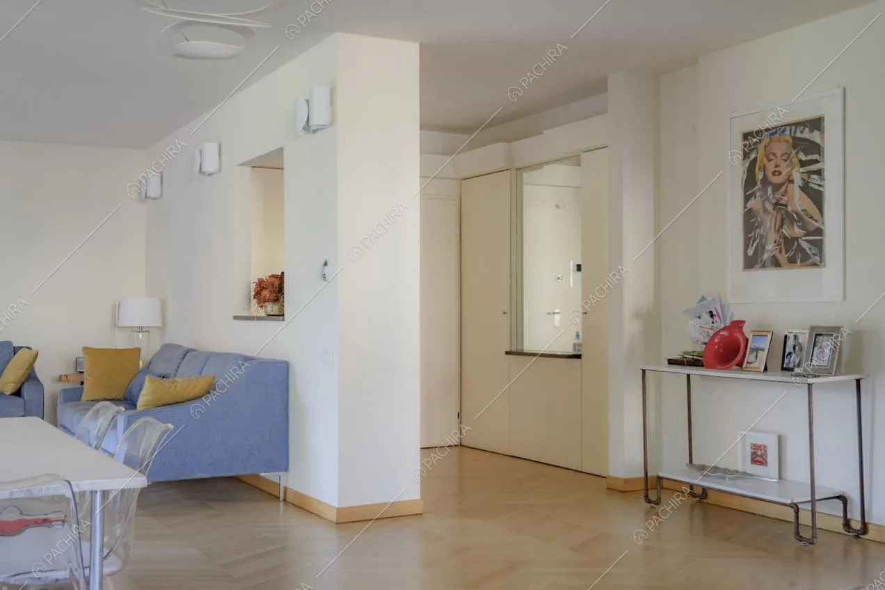 Mobile con portafoto in stili diversi e quadro contemporaneo