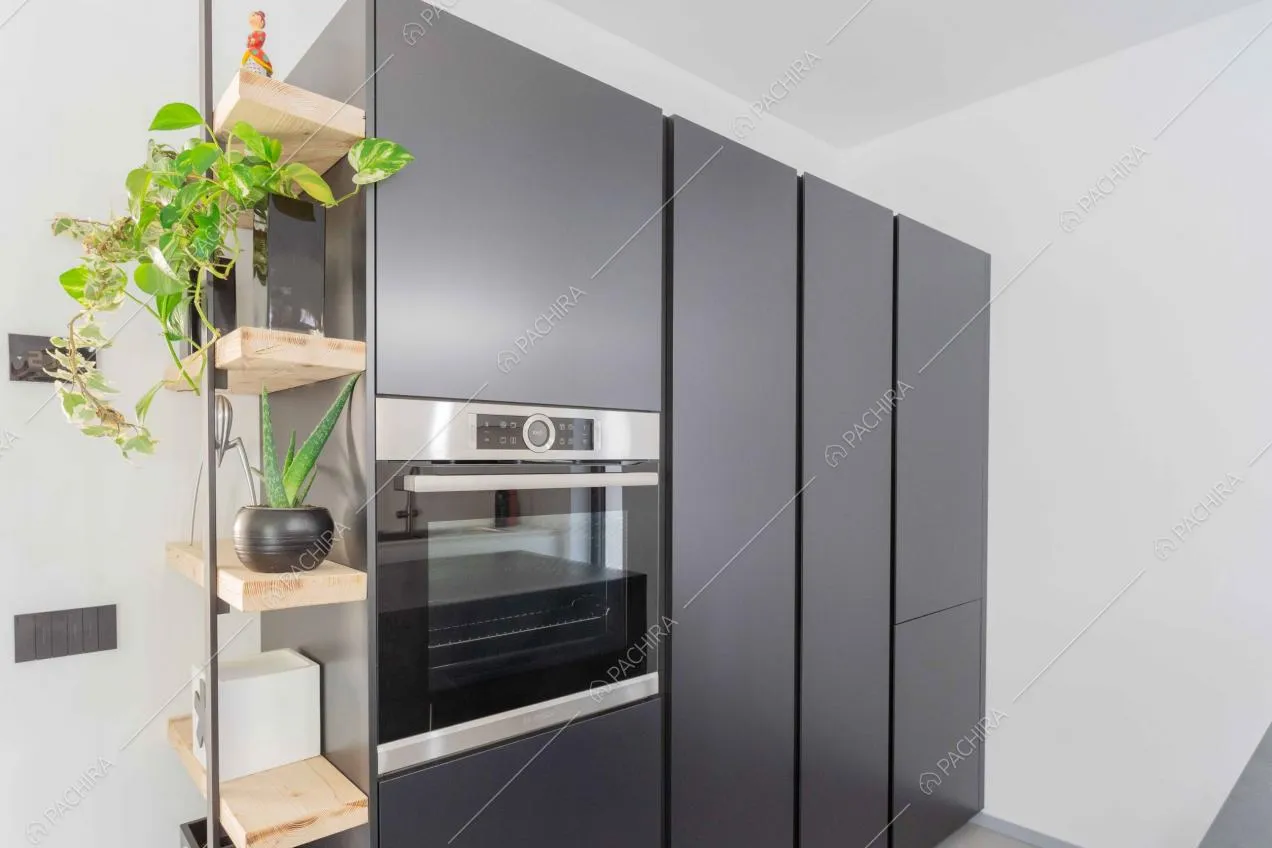 Armadi neri e ripiani in legno della cucina a isola