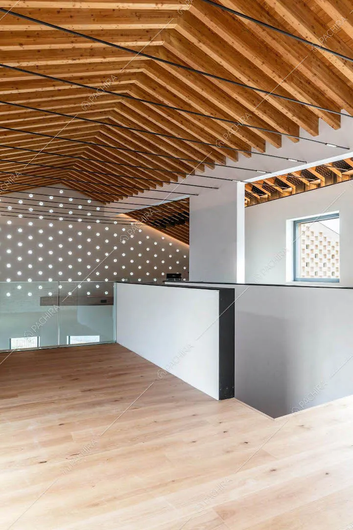 Atrio con pavimento in parquet, soffitto in travi in legno a vista e scale