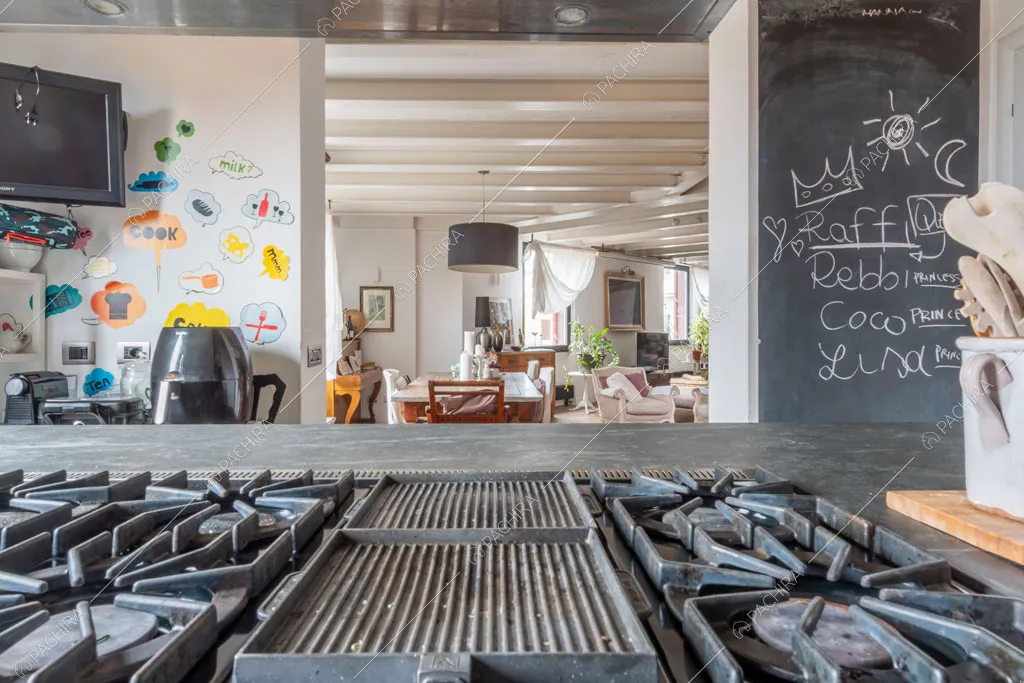 Fornelli a gas nella cucina dell'appartamento Uru, location in stile moderno a Roma