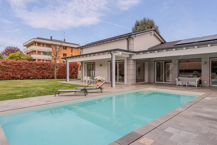 Piscina della villa Daintree, location in stile moderno a Varese