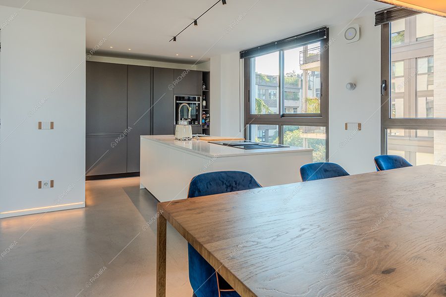Cucina del loft Calluna, location in stile contemporaneo a Milano