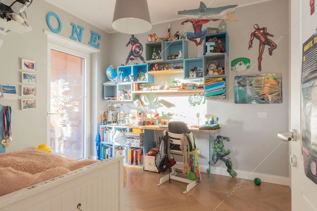 Camera da letto dei bambini con porta-finestra nell'appartamento Molucche, location in stile contemporaneo a Roma