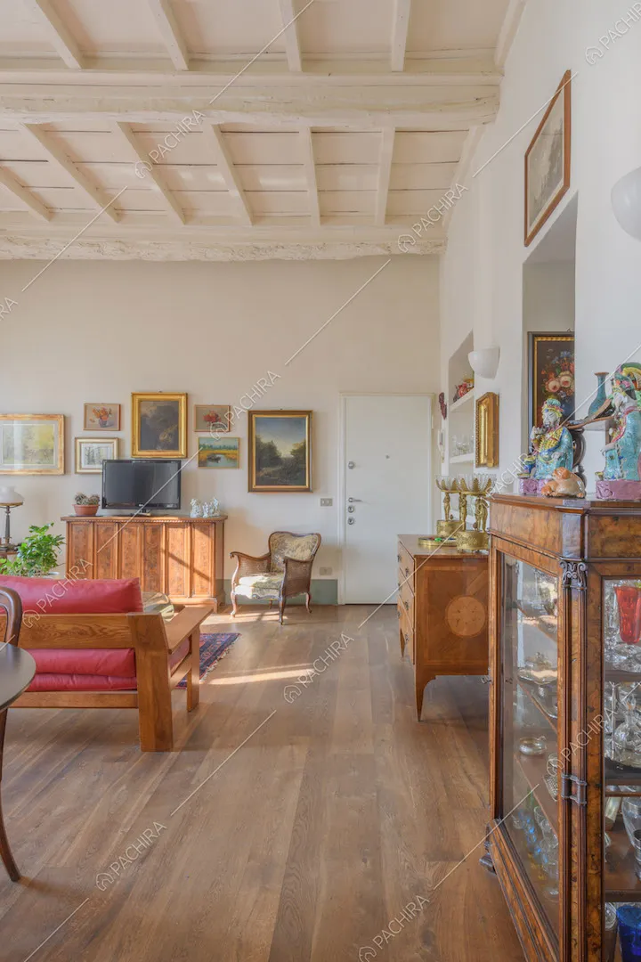Soffitto a cassettoni bianco e pavimento in parquet nella luminosa zona living