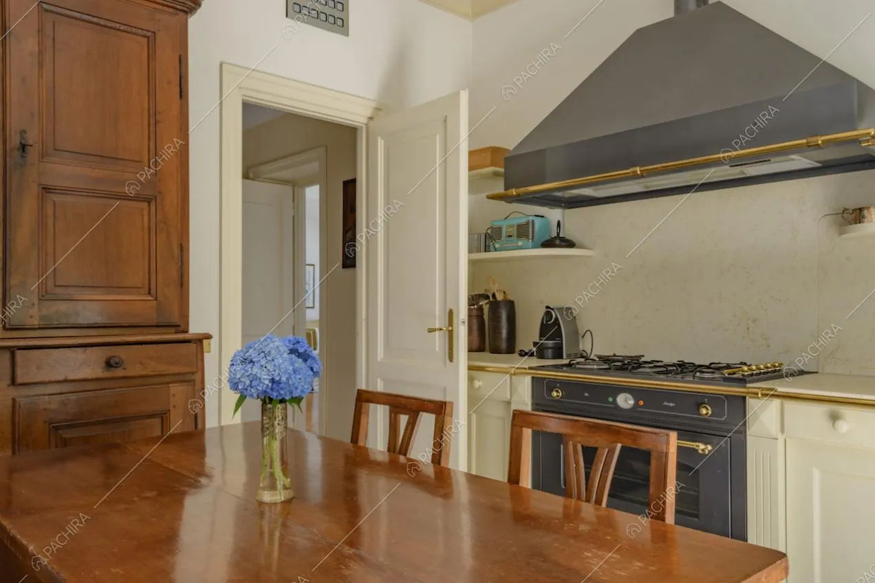 Credenza antica in legno e tavolo da pranzo nella cucina