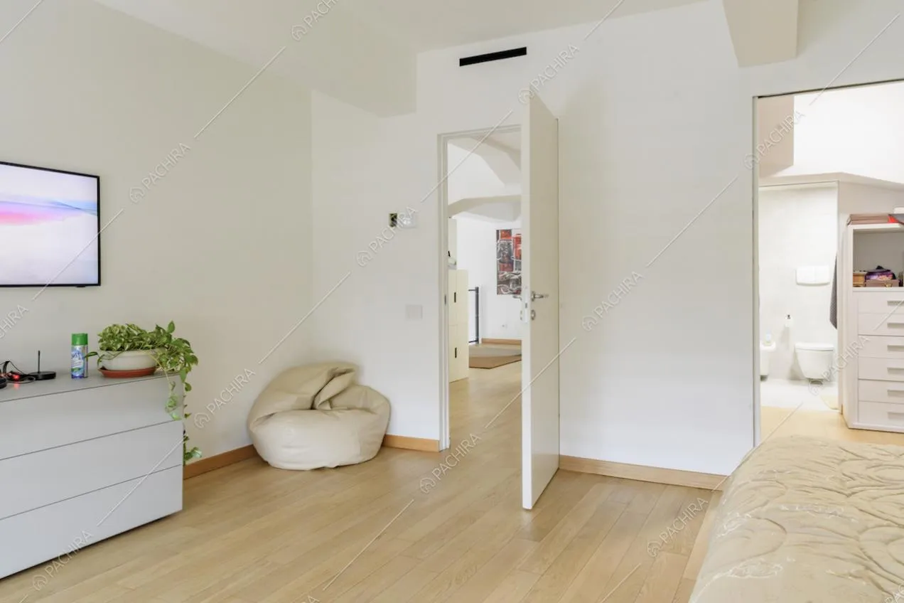 Dalla camera da letto vista sul soppalco e sulla cabina armadio e bagno privati