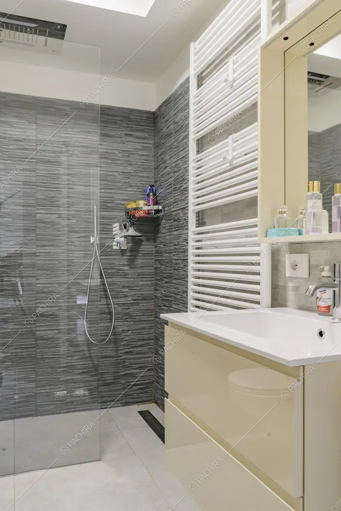 Bagno con box doccia con parete in vetro