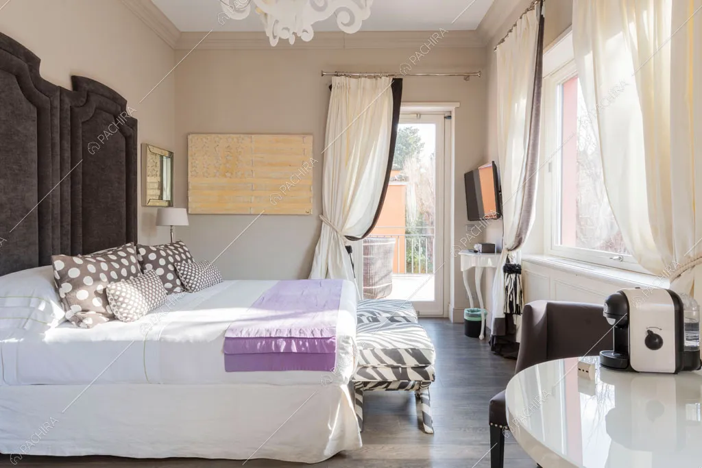 Camera da letto della villa Espero, location in stile contemporaneo a Roma