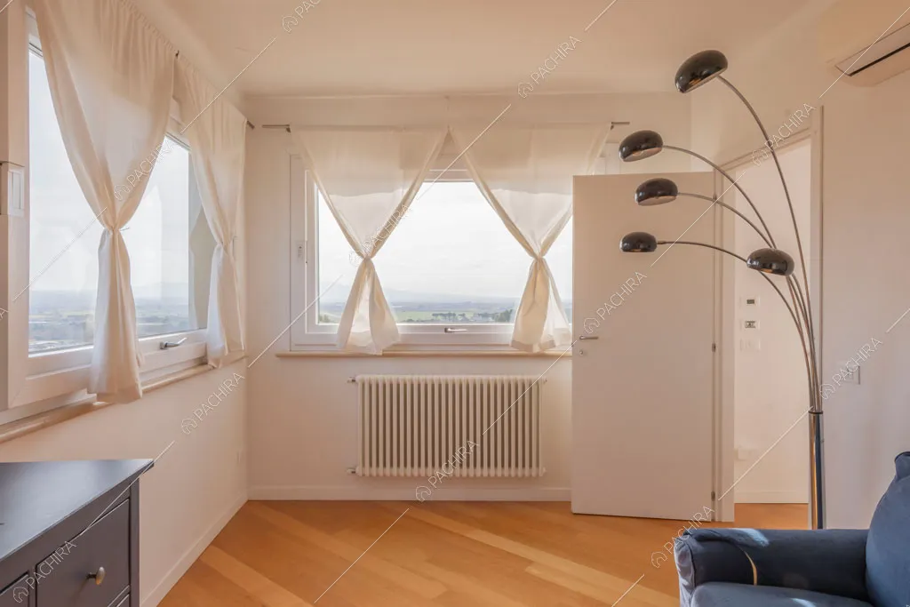 Vetrate nella camera della villa Matico, location in stile contemporaneo a Roma