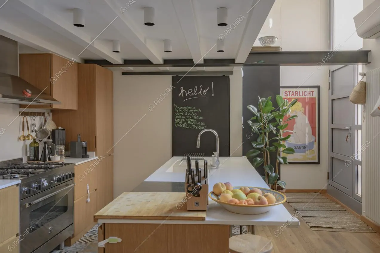 Cucina a isola con mobili in legno