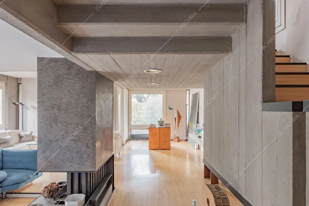 Corridoio con cemento a vista della villa China, location in stile contemporaneo a Roma
