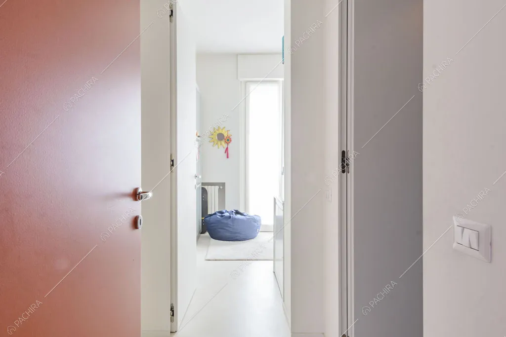 Vista sulla camera da letto dell'appartamento Papagayo, location in stile contemporaneo a Milano