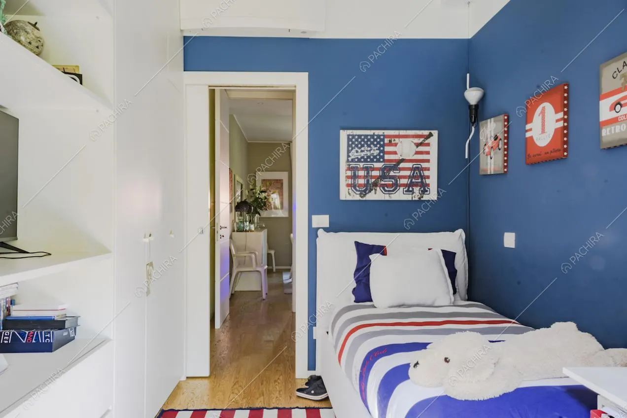 Pareti blu nella camera da letto e parquet