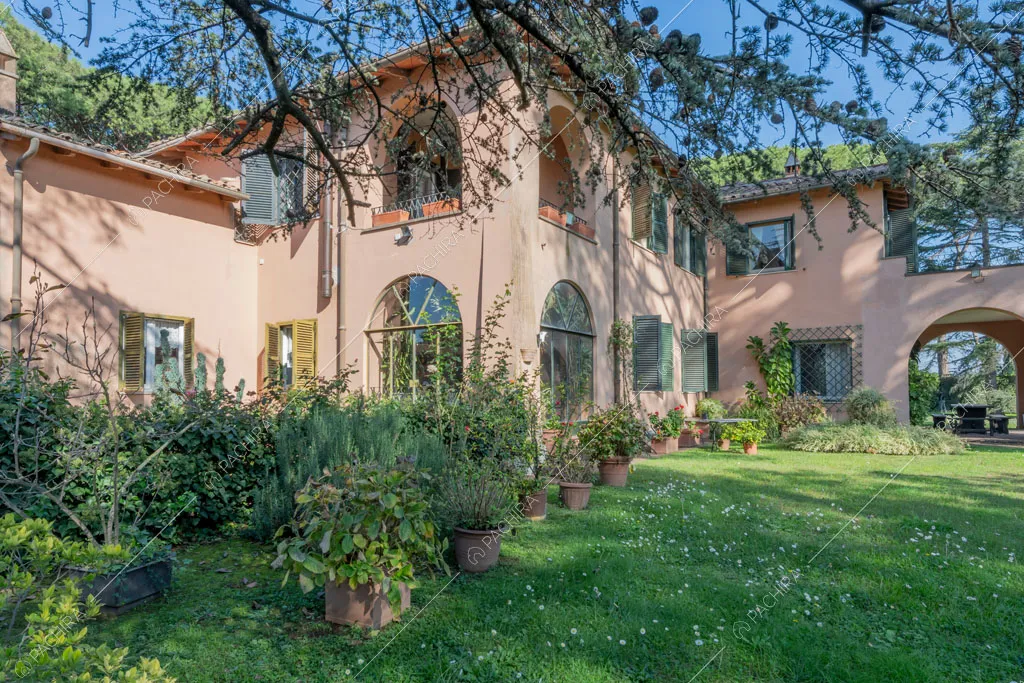Esterni della dimora storica Logan, location in stile classico a Roma