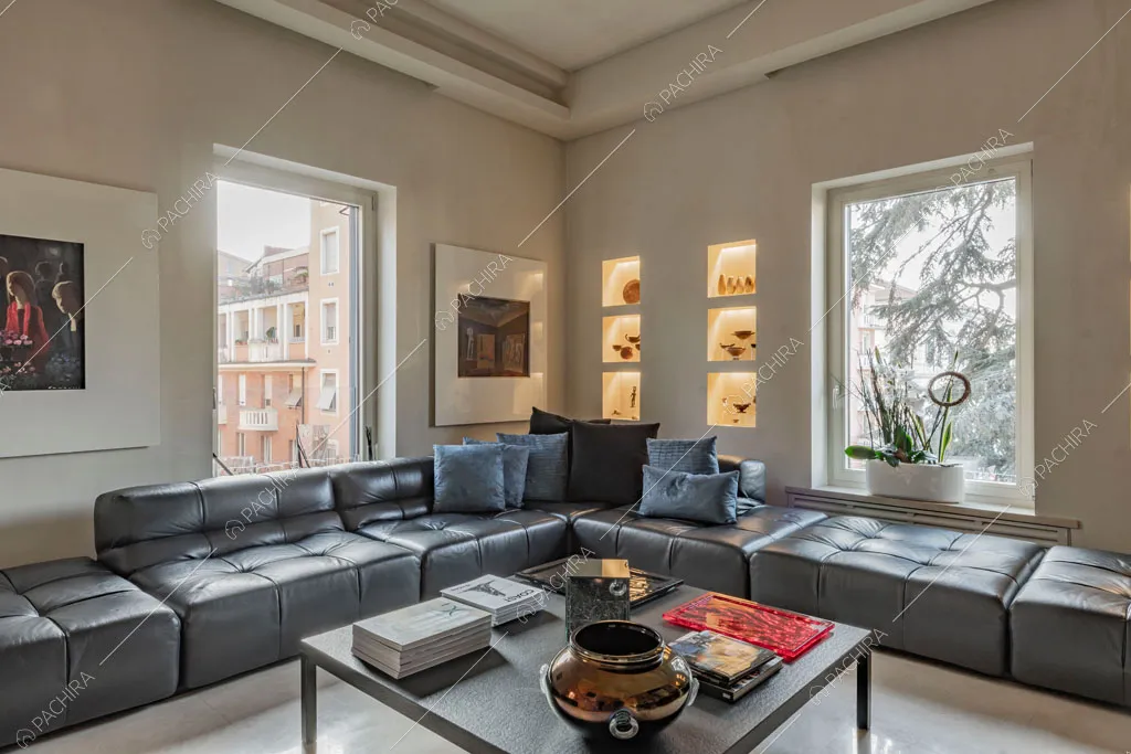 Pareti beige della zona living dell'appartamento Kamala, location in stile contemporaneo a Roma