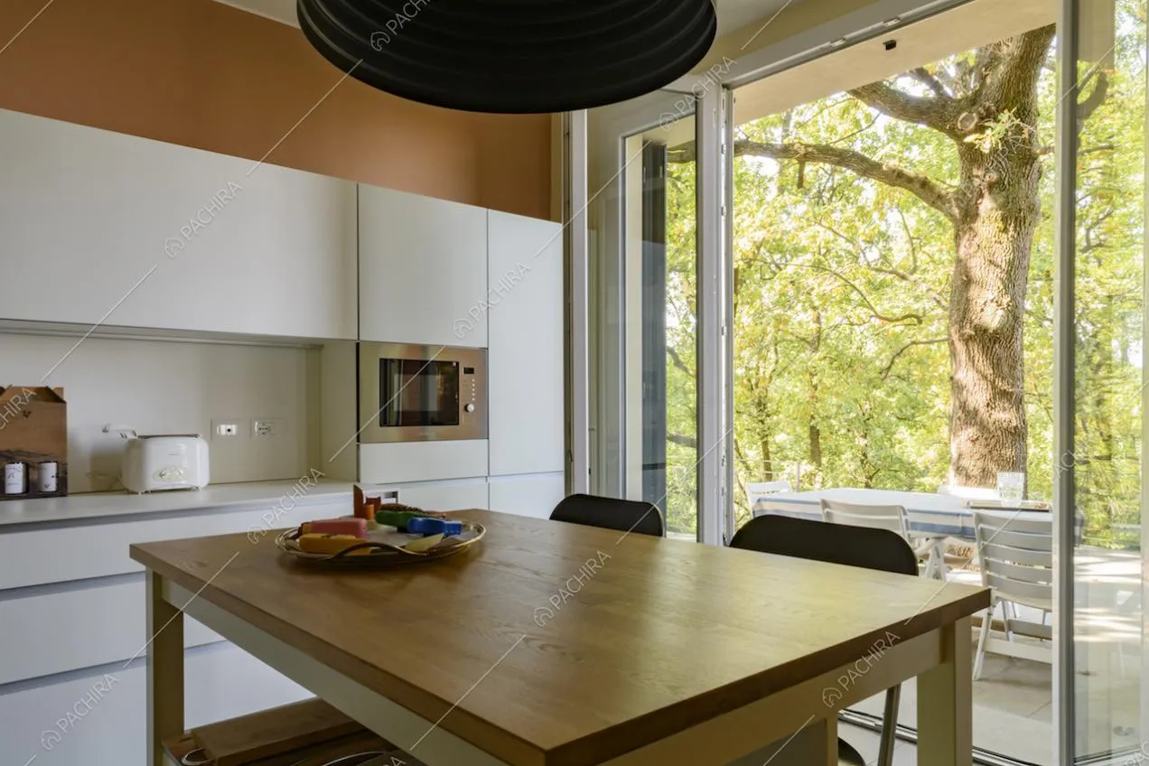 Cucina bianca con vista sulla terrazza