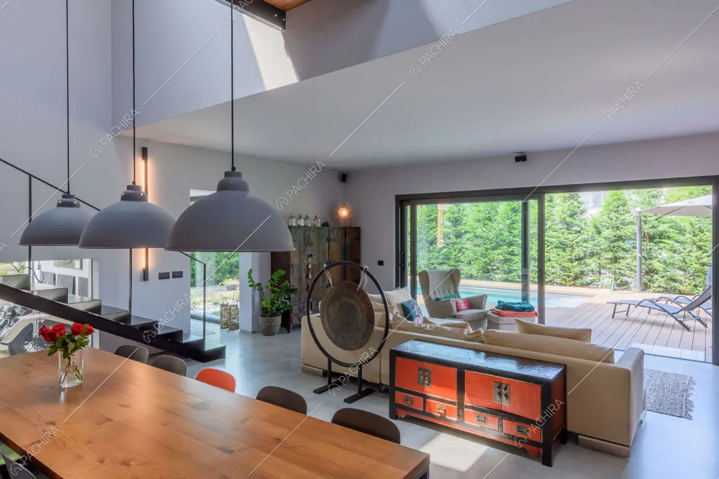 Vista sulla piscina dalla sala della villa Aral, location in stile contemporaneo a Monza