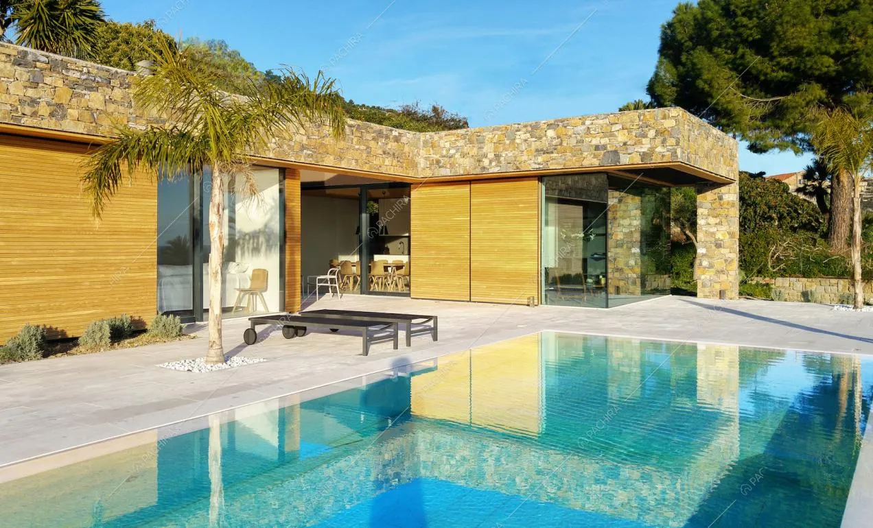 Piscina sulla terrazza con pavimentazione in lastre bianche di pietra della villa