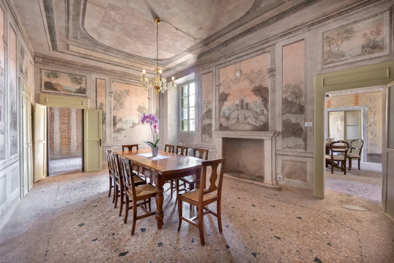 Sale da pranzo affrescate comunicant e con camino