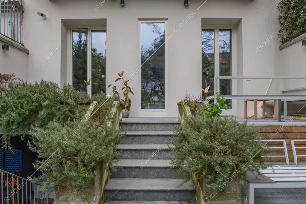 Vista sugli esterni della villa Kharan, location in stile contemporaneo a Milano