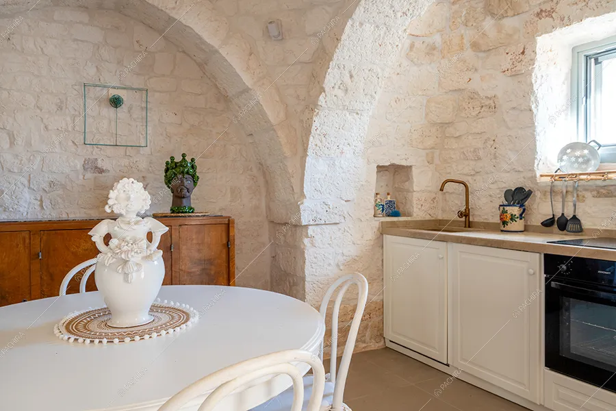 Cucina a parete della villa Sahel, location in stile rustico a Brindisi