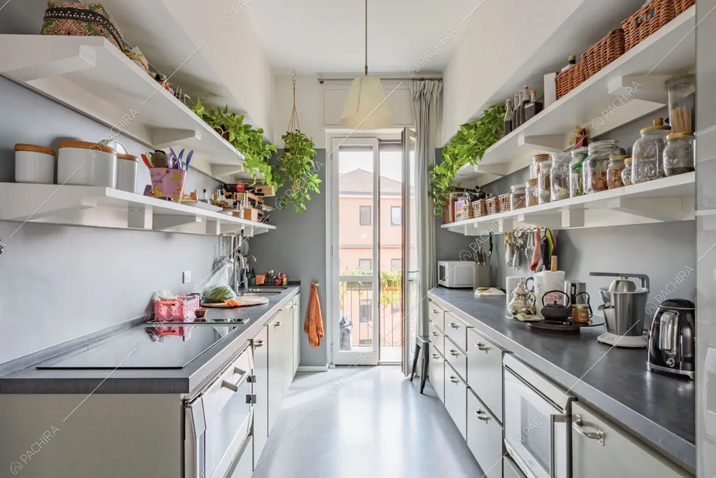 Cucina a parete dell'appartamento Beryl, location in stile contemporaneo a Milano
