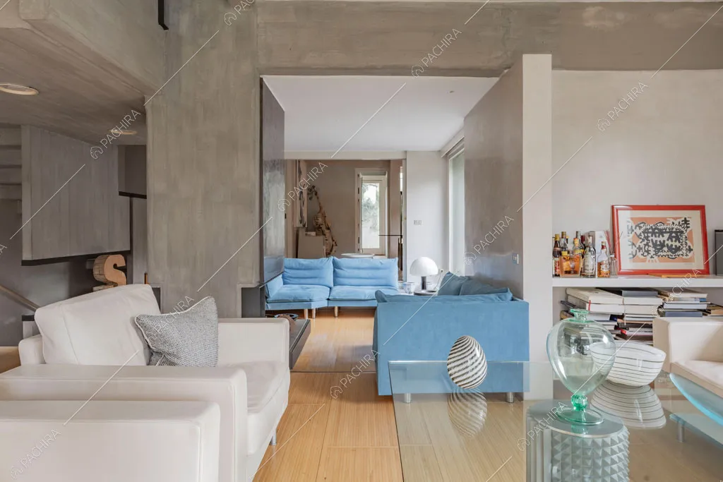 Cemento a vista nel salotto della villa China, location in stile contemporaneo a Roma