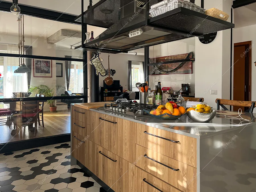 Cucina dell'appartamento Orange, location in stile industriale a Roma