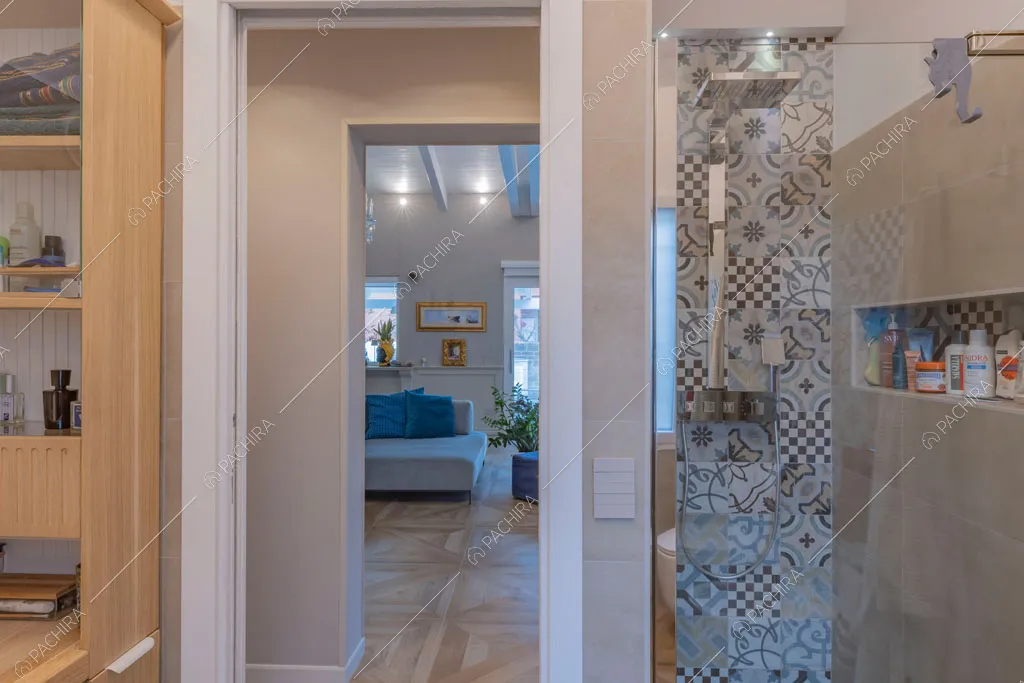 Bagno con box doccia della villa Colchito, location in stile contemporaneo a Roma