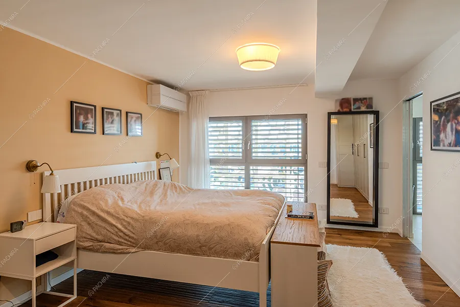 Camera da letto dell'appartamento Mimetite, location in stile moderno a Milano