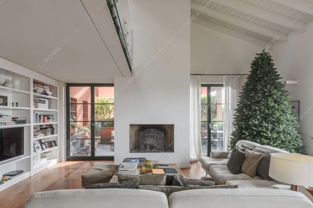 Zona living con camino della villa Roveja, location in stile contemporaneo a Como