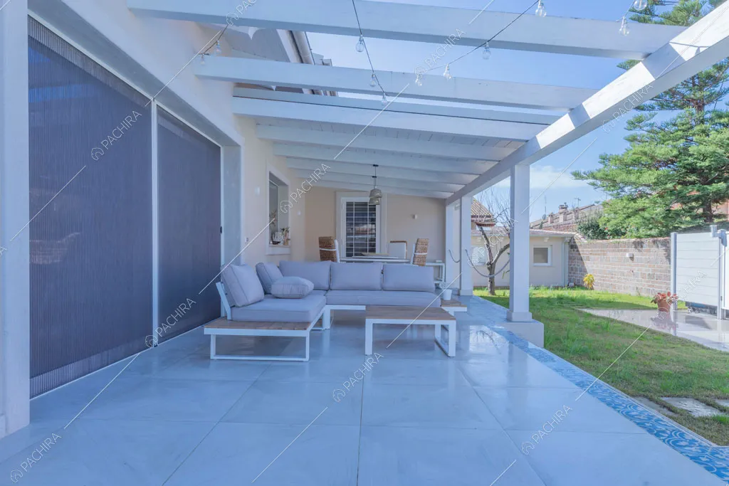 Veranda con divano della villa Colchito, location in stile contemporaneo a Roma