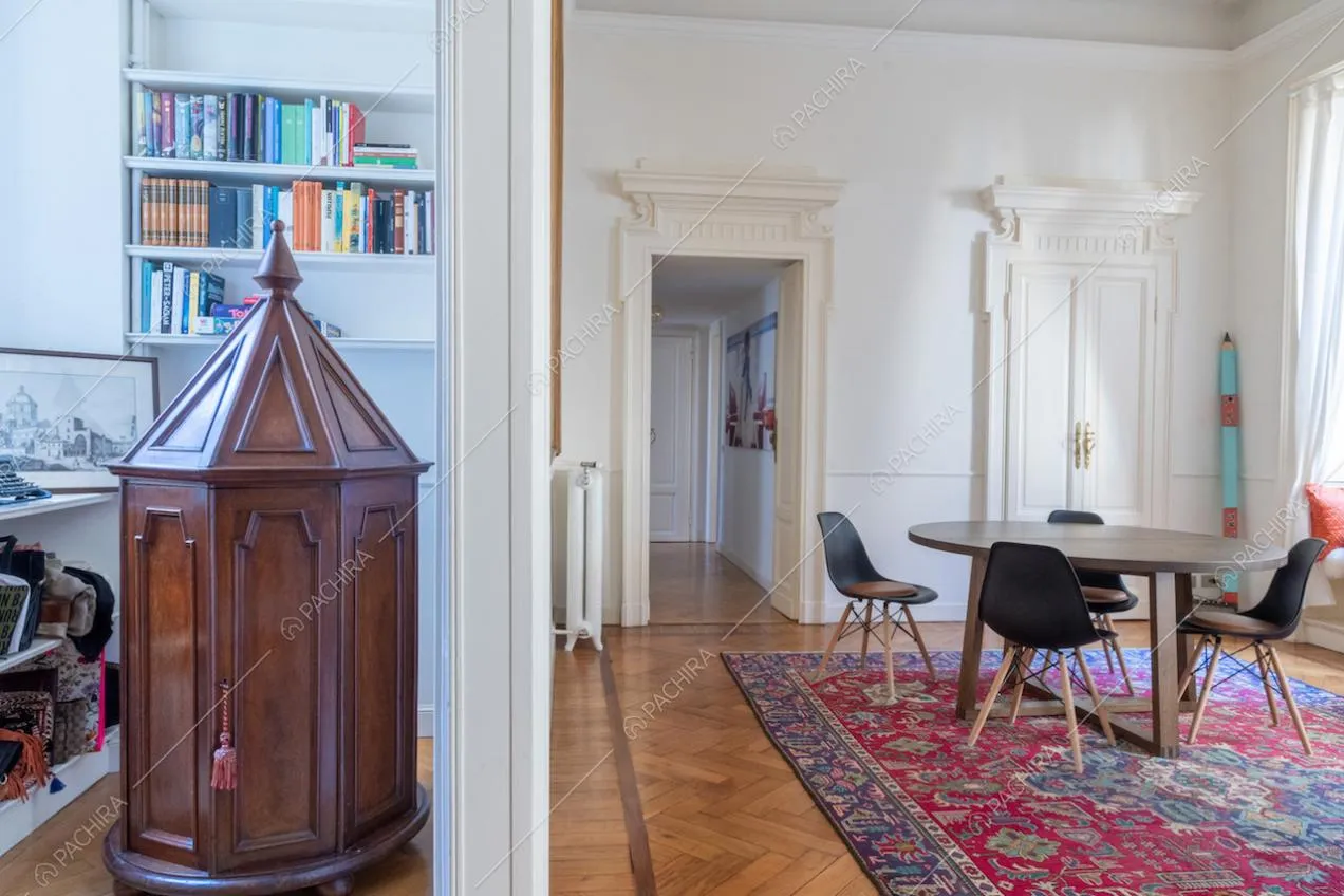 Vista sulla camera da letto e sulla sala da pranzo con pavimento in parquet a spina di pesce
