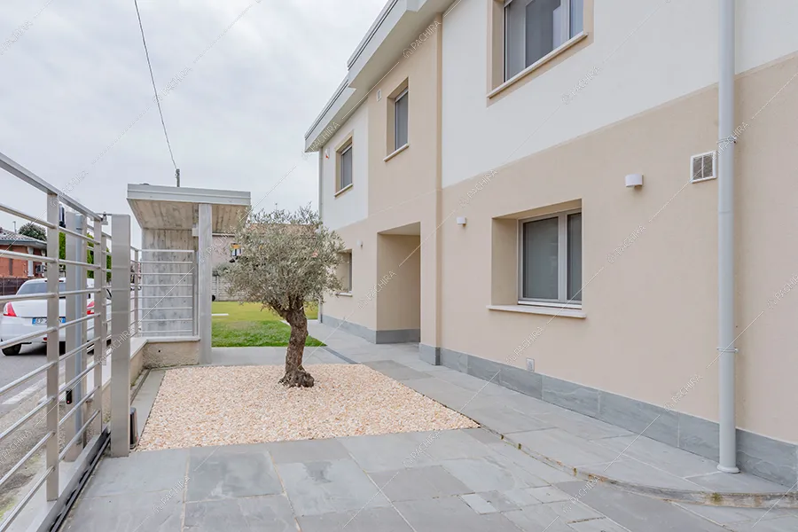 Esterni della villa Morava, location in stile moderno a Milano