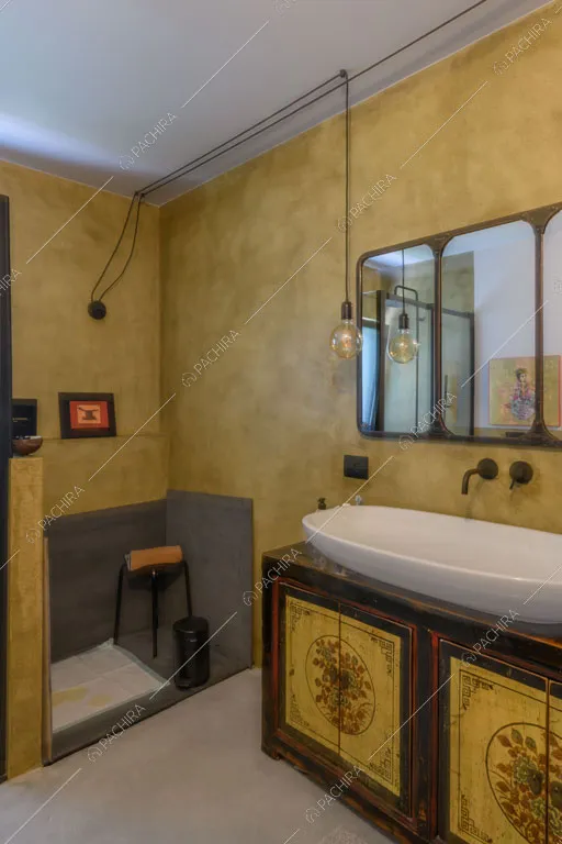 Bagno dalle pareti dorate della villa Aral, location in stile contemporaneo a Monza