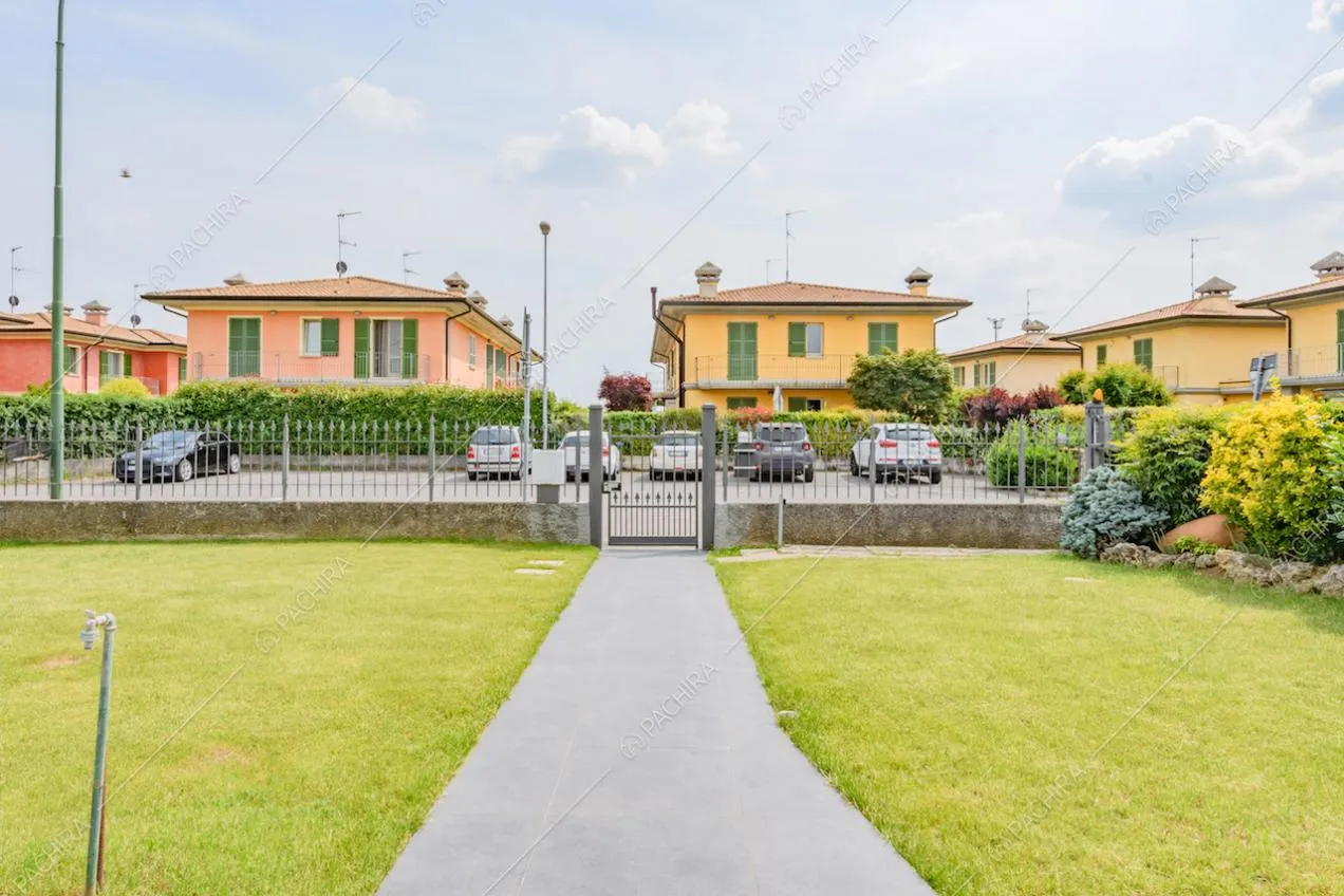 Vialetto nel giardino della Location Sibuyan