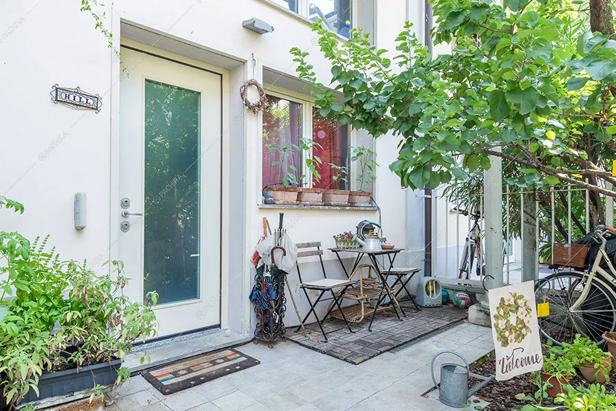 Ingresso della villa Malachite, location in stile moderno a Milano